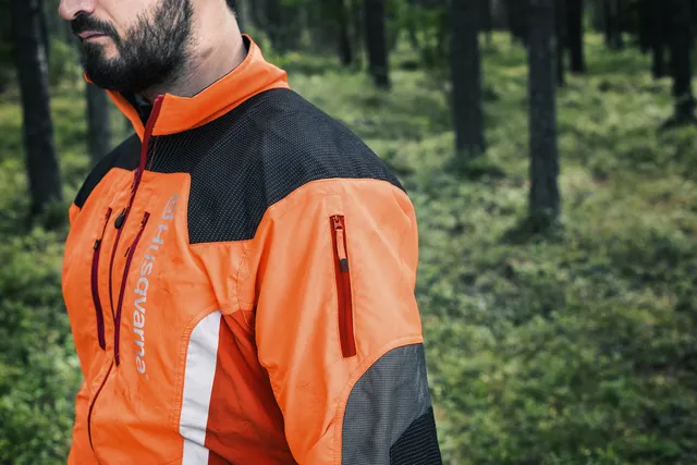 Jedno vrecko na zips na ľavom rukáve