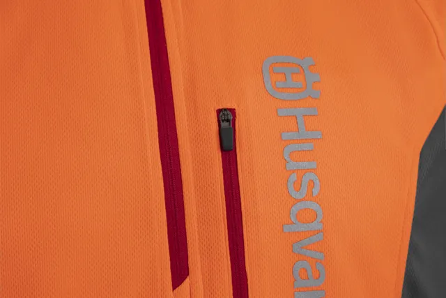 Zips na hrudi